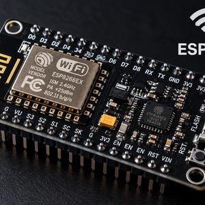 Puede incluir: Una placa de desarrollo ESP8266 negra con un módulo Wi-Fi metálico, un puerto micro-USB, dos botones pulsadores etiquetados como FLASH y RST, y múltiples cabezales de pines. La placa incluye etiquetas impresas para los pines D0 a D8, A0 y 3V3.