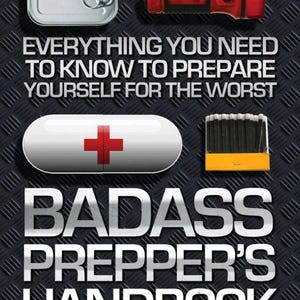 Può includere: Una copertina di libro intitolata BADASS PREPPER'S HANDBOOK con il testo EVERYTHING YOU NEED TO KNOW TO PREPARE YOURSELF FOR THE WORST. Il design presenta una scatola di metallo argentata, una torcia rossa, una pillola bianca con una croce rossa e una scatola di fiammiferi.