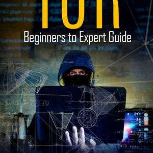 Może przedstawiać: Okładka książki zatytułowana TOR Beginners to Expert Guide to Accessing the Dark Net, TOR Browsing, and Remaining Anonymous Online autorstwa Bruce'a Rogersa. Przedstawia postać w kapturze za laptopem z białymi geometrycznymi liniami.