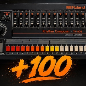 Puede incluir: Una caja de ritmos Roland Rhythm Composer TR-808 negra con una fila superior de controles con perillas naranjas, un dial de tempo grande y una fila inferior de dieciséis botones de secuenciador en rojo, naranja, amarillo y blanco, con el texto +100.