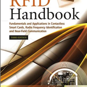 Può includere: Il libro RFID Handbook Third Edition di Klaus Finkenzeller presenta una copertina con grafiche astratte arancioni e nere, un'illustrazione di un circuito stampato e una piccola immagine di una smart card e di un lettore per serrature.