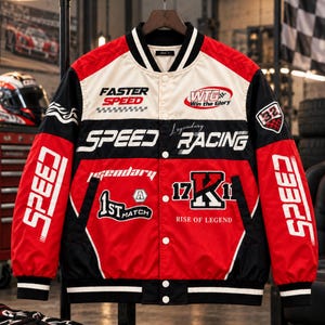 Könnte beinhalten: Eine rot-weiß-schwarze College-Jacke mit verschiedenen Grafiken und Schriftzügen zum Thema Rennsport, darunter FASTER SPEED, WTG Win the Glory, Legendary RACING, 1st MATCH und RISE OF LEGEND, mit Druckknopfverschluss und gestreiften Rippbündchen.