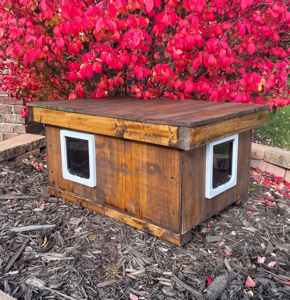 Outdoor cat house with 2 doors deals