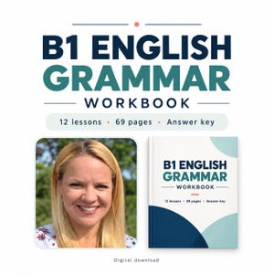 Puede incluir: Un libro de ejercicios de gramática inglesa B1 en descarga digital con 12 lecciones, 69 páginas y clave de respuestas. La portada muestra el título en azul oscuro y verde azulado, con círculos abstractos sobre un fondo blanco y un retrato.