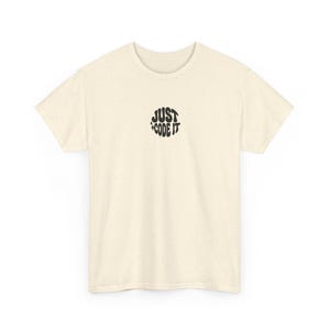 Camiseta "Just Code It", camiseta retro para programadores, camiseta de programación con estampado delantero y trasero, regalo unisex para desarrolladores de software. imagen 4