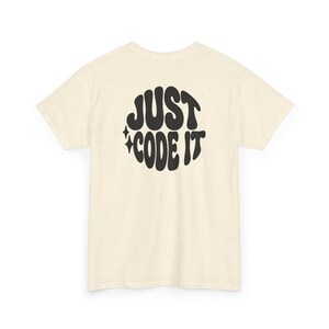 Camiseta "Just Code It", camiseta retro para programadores, camiseta de programación con estampado delantero y trasero, regalo unisex para desarrolladores de software. imagen 5