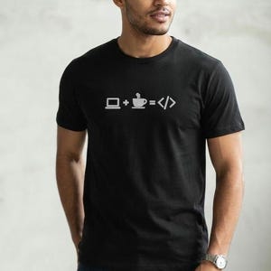 Laptop Coffee Code Shirt, Minimalistisch T-shirt voor programmeurs, Cadeau voor software-engineers, T-shirt met codeerformule, Kleding voor informaticastudenten