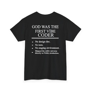 Puede incluir: Una camiseta negra de manga corta con texto en blanco que dice: GOD WAS THE FIRST VIBE CODER, seguido de una lista: No design doc., No tests., No staging environment., Shipped the entire universe directly to Friday production.