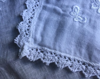 VINTAGE BUTTERFLY HANKIE, Crocheted Edge Vintage Embroidered White Hankie, 14" x 14", Farmhouse Decor, Wedding Memento, Butterfly Embroidery