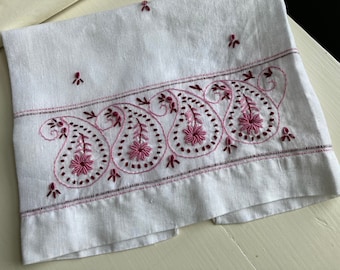 EMBROIDERED PAISLEY FINGERTIP Towel, Pink & Burgundy Paisley on Pure White Linen, 14" x 20", Farmhouse, Cottage Core Linen Hand Towel