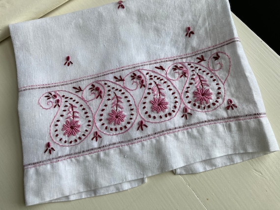 EMBROIDERED PAISLEY FINGERTIP Towel, Pink & Burgu… - image 1