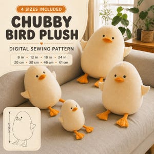 以下が含まれることがあります： 4 SIZES INCLUDED, CHUBBY BIRD PLUSH, DIGITAL SEWING PATTERN, 8 in, 12 in, 18 in, 24 in, 20 cm, 30 cm, 46 cm, 61 cmというテキストと、3羽の薄い黄色の鳥のぬいぐるみが入った、ふっくらとした鳥のぬいぐるみのデジタル型紙。