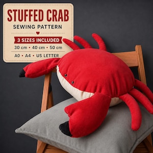Pode incluir: Um peluche de caranguejo vermelho e bege com pontas de pinça pretas e olhos pequenos e escuros. Uma placa acima diz: STUFFED CRAB SEWING PATTERN, 3 SIZES INCLUDED, 30 cm, 40 cm, 50 cm, A0, A4, US LETTER.