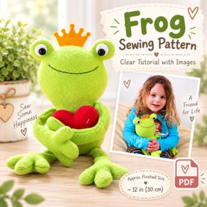 Puede incluir: Un peluche de rana verde con una corona naranja que sostiene un corazón rojo. La imagen incluye el texto Frog Sewing Pattern, Clear Tutorial with Images, Sew Some Happiness, A Friend for Life y un icono de PDF con un tamaño de 30 cm.