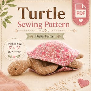 Puede incluir: Un patrón de costura digital para una tortuga de tela. El texto dice Turtle Sewing Pattern, Digital Pattern y Finished Size: 13 cm x 8 cm. La tortuga tiene un caparazón con flores rosas y un cuerpo a rayas beige con un pequeño ojo oscuro.