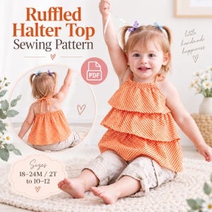 Puede incluir: Un patrón de costura para un top halter con volantes y un icono PDF. El texto dice Ruffled Halter Top Sewing Pattern y Sizes 18-24M / 2T to 10-12. La imagen muestra a un niño con un top de cuadros naranja y blanco con cuello halter.