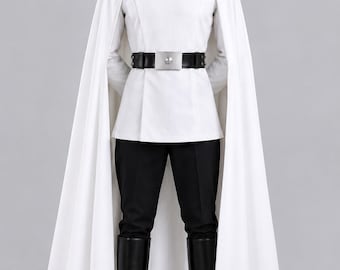 Peut inclure: Une tunique militaire blanche à col montant, une longue cape blanche et un pantalon noir. La tenue comprend une ceinture noire avec une boucle argentée, un insigne de grade à carrés rouges et bleus, une casquette noire et des bottes hautes.