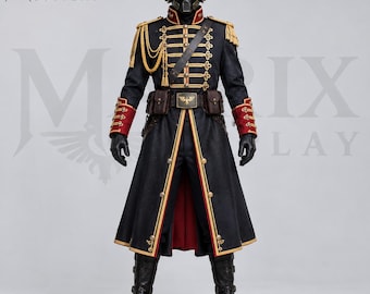 Peut inclure: Un long manteau de style militaire bleu marine foncé avec des galons dorés, des poignets rouges et des boutons dorés. L'ensemble comprend un casque sombre avec un emblème doré, une ceinture à poches, des gants et des bottes noirs. Texte Matrix Cosplay.