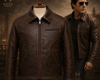 Peut inclure: Une veste en cuir marron foncé avec un col pointu, une fermeture éclair centrale en métal et deux poches latérales inclinées. La veste est présentée sur un buste de mannequin, avec une texture vieillie et une poche poitrine horizontale.