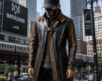 Peut inclure: Un long trench-coat en cuir vieilli marron et noir avec un col haut, une sangle à boucle sur le devant et des poignets ceinturés. Le manteau est porté sur un pull boutonné gris foncé et un pantalon noir, avec une casquette et un masque noirs.