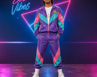 Peut inclure: Un survêtement coupe-vent violet avec des rayures chevron bleu sarcelle et rose, un t-shirt blanc, un collier signe de paix doré et des baskets montantes blanches. La tenue inclut un bandeau et des lunettes, avec le texte 80s Vibes en néon.