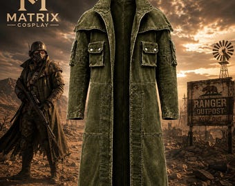 Peut inclure: Un long manteau duster vert olive doté d'un large col, de deux poches poitrine avec fermetures à boutons argentés et de deux poches inférieures. Le manteau présente un aspect structuré et patiné avec des coutures visibles et des manches longues.