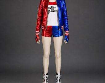 Peut inclure: Un ensemble de costume comprenant une veste métallique rouge et bleue, un débardeur blanc avec le texte Daddy's Lil Monster, un short métallique rouge et bleu, un collier ras-du-cou doré, des gants sans doigts et des bottes à lacets blanches.