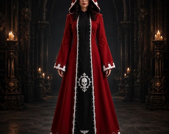 Peut inclure: Une robe à capuche longue jusqu'au sol, rouge foncé avec un panneau central noir. Le vêtement présente des bordures blanches sur la capuche, les poignets et l'ourlet, ainsi qu'un emblème de crâne blanc dans une icône en forme d'engrenage.