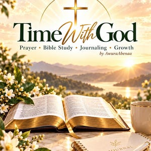 Op de afbeelding: Een open Bijbel met goudkleurige paginaranden, een spiraalgebonden dagboek en een pen liggen op een tafel. De tekst luidt: Welcome to Time With God, Prayer, Bible Study, Journaling, Growth, by AwuraAbenaa. Een kruis staat boven de tekst.