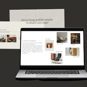 Op de afbeelding: Een digitaal portfolio-sjabloon voor interieurontwerp met 30 bewerkbare Canva-pagina's weergegeven op een laptopscherm. De lay-out bevat tekstsecties met de titel Furniture & objects en afbeeldingen van diverse meubelstukken.