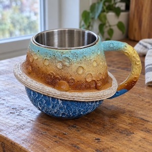 Saturnusmok met planeetontwerp, sciencefiction koffiekopje met ring en handvat.
