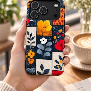 Puede incluir: Una funda para smartphone con un patrón de cuadrícula de paneles rectangulares. Cada panel muestra ilustraciones botánicas que incluyen flores amarillas, rojas y blancas, hojas azul oscuro y fondos con cuadrícula.