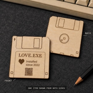 Personalisierte Holzdiskette als Erinnerungsstück, LOVE.EXE QR-Code, individuelles Jubiläumsgeschenk