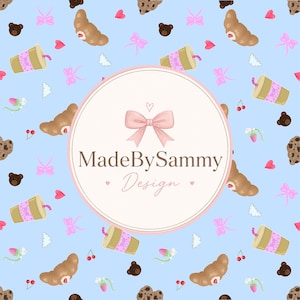 Könnte beinhalten: Ein hellblauer Hintergrund mit einem sich wiederholenden Muster aus braunen Teddybärenköpfen, Croissants, rosa Schleifen, roten Herzen, Kirschen und Kaffeebechern. Ein zentrales kreisförmiges Logo zeigt eine rosa Schleife und den Text MadeBySammy Design.