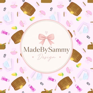 Könnte beinhalten: Ein hellrosa Hintergrund mit einem sich wiederholenden Muster aus braunen Pfannkuchenstapeln mit gelber Butter, rosa Cupcakes, Holzlöffeln und Küchenutensilien. Ein zentrales kreisförmiges Logo zeigt eine rosa Schleife und den Text MadeBySammy Design.