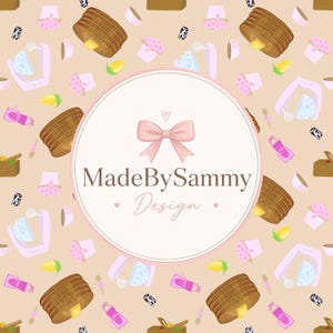 Könnte beinhalten: Ein beigefarbener Hintergrund mit einem wiederkehrenden Muster aus Pfannkuchen mit Butter, rosa Cupcakes, Standmixern und Schürzen. In der Mitte befindet sich ein großer weißer Kreis mit einer rosa Schleife und dem Text MadeBySammy Design.