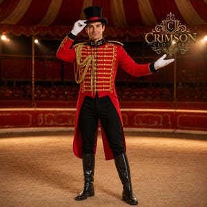 Op de afbeelding: Een rode pandjesjas met gouden gevlochten koordversieringen, een zwarte broek, zwarte kniehoge laarzen en een zwarte hoge hoed met een rode band. Het ensemble bevat witte handschoenen en het Crimson Clothiers-logo in de rechterbovenhoek.