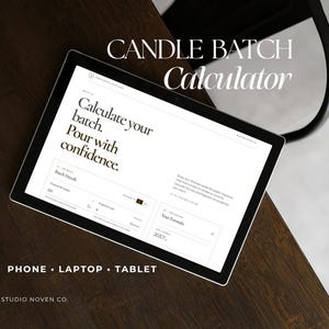 Puede incluir: Una pantalla de tableta que muestra una interfaz digital de calculadora de lotes de velas con el texto Candle Batch Calculator, Calculate your batch. Pour with confidence, Batch Details y Your Formula. La pantalla muestra campos de entrada para el peso de la cera.