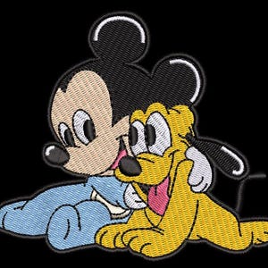 Pode incluir: Um emblema bordado apresentando um rato de desenho animado com orelhas pretas e uma roupa azul clara sentado ao lado de um cão amarelo com orelhas pretas e uma língua rosa. Os personagens estão posicionados juntos num fundo preto.