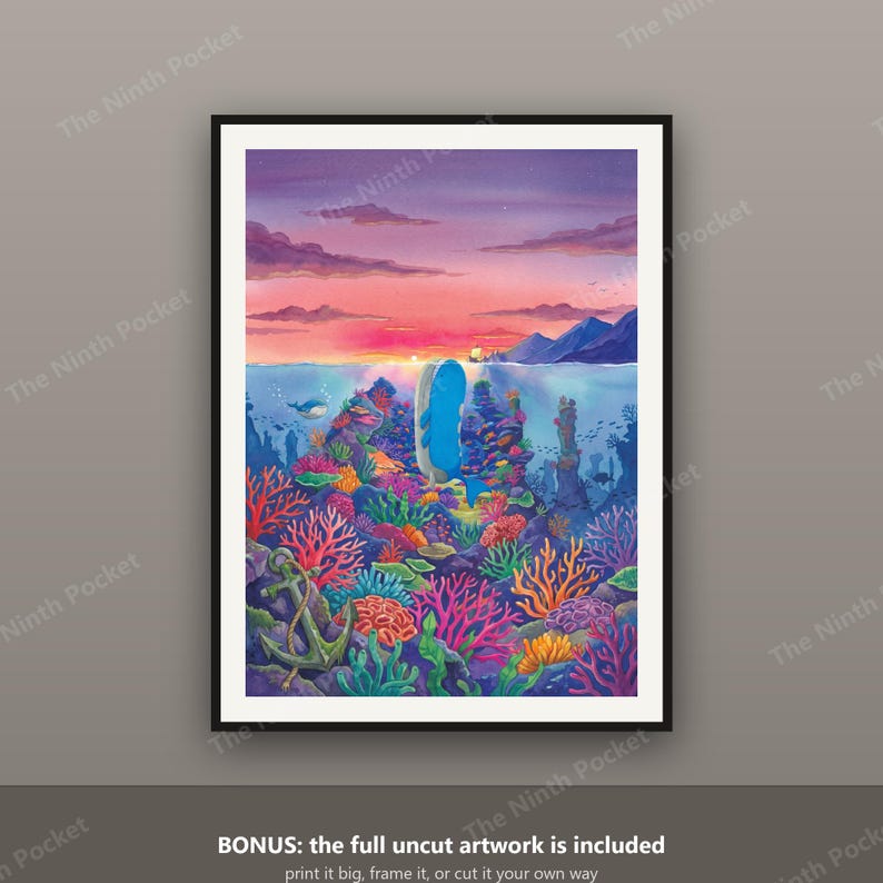 Puede incluir: Una l&aacute;mina art&iacute;stica enmarcada que muestra una vibrante escena submarina con una ballena azul nadando sobre un arrecife de coral colorido. Un gran ancla de metal descansa en el fondo marino. El fondo muestra un cielo al atardecer.