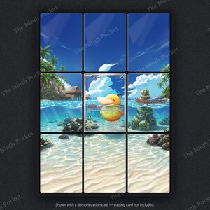 Op de afbeelding: Een zwarte verzamelkaarten-map met negen vakken, voorzien van een doorlopende illustratie van een tropisch strand met palmbomen, een houten hut en helderblauw water. Een enkele Psyduck-kaart is in het middelste vak geplaatst.