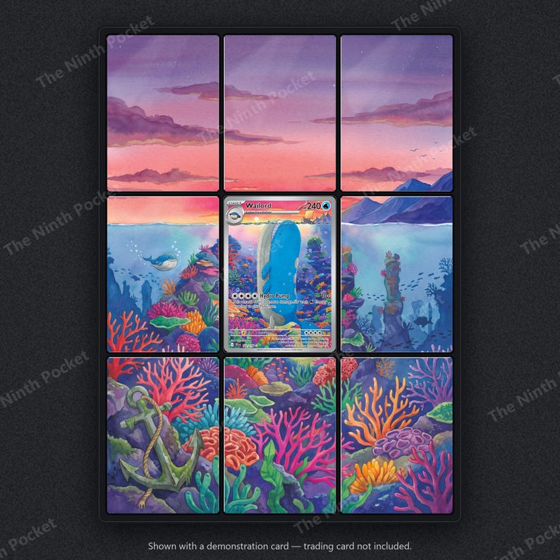 Puede incluir: Un expositor de nueve paneles con una escena submarina continua y un cielo al atardecer. La obra muestra un arrecife de coral vibrante con formaciones coloridas y un ancla de metal grande. Una carta de Wailord est&aacute; en el centro.