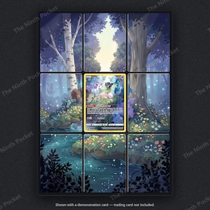 Puede incluir: Un marco de exhibici&oacute;n rectangular con una cuadr&iacute;cula de nueve paneles que forman una ilustraci&oacute;n continua de un bosque con &aacute;rboles, un arroyo y flores. Una carta coleccionable de Mew est&aacute; centrada en el panel central. El texto dice: Shown with a demonstration card - trading card not included.