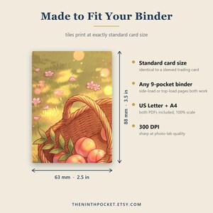 K&ouml;nnte beinhalten: Eine rechteckige Karte mit einer Illustration eines geflochtenen Korbs voller Pfirsiche auf einer Wiese mit rosa Bl&uuml;ten. Der Text umfasst Made to Fit Your Binder, Standard card size, 88 mm mal 63 mm und 300 DPI. Das Design passt in 9-Pocket-Ordner.