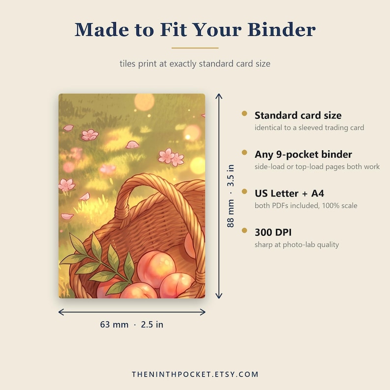 K&ouml;nnte beinhalten: Eine rechteckige Karte mit einer Illustration eines geflochtenen Korbs voller Pfirsiche auf einer Wiese mit rosa Bl&uuml;ten. Der Text umfasst Made to Fit Your Binder, Standard card size, 88 mm mal 63 mm und 300 DPI. Das Design passt in 9-Pocket-Ordner.
