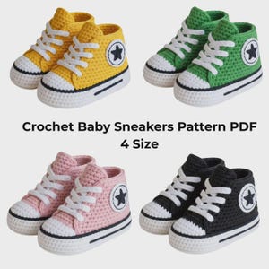 Op de afbeelding: Vier paar handgehaakte babysneakers in geel, groen, roze en zwart, elk met witte veters, een witte neus en een ronde zijpatch met een zwarte ster. De tekst Crochet Baby Sneakers Pattern PDF 4 Size staat in het midden van de afbeelding.