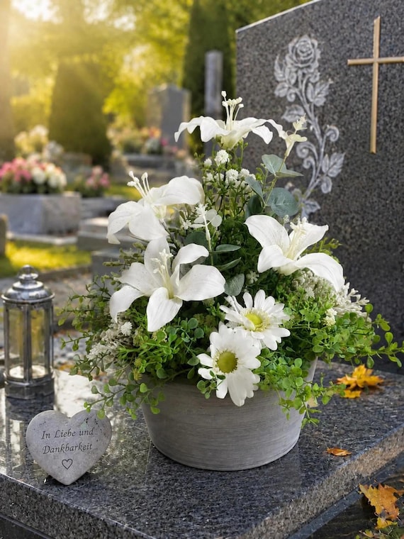 Weiße Lilie Rosen Gerbera Urnen Grab ganzjähriger Grabschmuck in Ecostone Schale 70% Recycling Grabgesteck Blumengesteck Gesteck