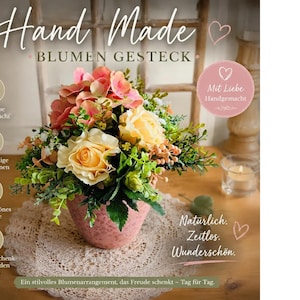 Op de afbeelding: Een bloemstuk met perzik- en roze rozen, hortensia's en groen blad in een roze pot met textuur. De afbeelding bevat de tekst: Hand Made, BLUMEN GESTECK, Mit Liebe Handgemacht, Hochwertige Kunstblumen, Für ein schönes Zuhause, Perfekte Geschenkidee für jeden Anlass, Natürlich. Zeitlos. Wunderschön. Ein stilvolles Blumenarrangement, das Freude schenkt - Tag für Tag.