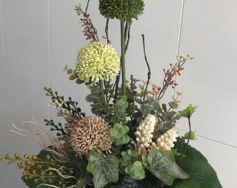 Handgebonden boeket van zijden bloemen (47 x 28 cm), samengesteld uit allium, gipskruid, eucalyptus en ander groen.