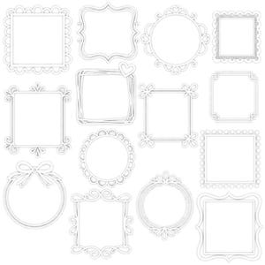 Könnte beinhalten: Eine Sammlung von vierzehn weißen Strichzeichnungsrahmen in verschiedenen Formen, darunter Quadrate, Rechtecke, Kreise und verzierte Ränder. Die Designs zeigen dekorative Elemente wie gewellte Kanten, Schleifen, Herzen und komplizierte Schnörkelmuster.